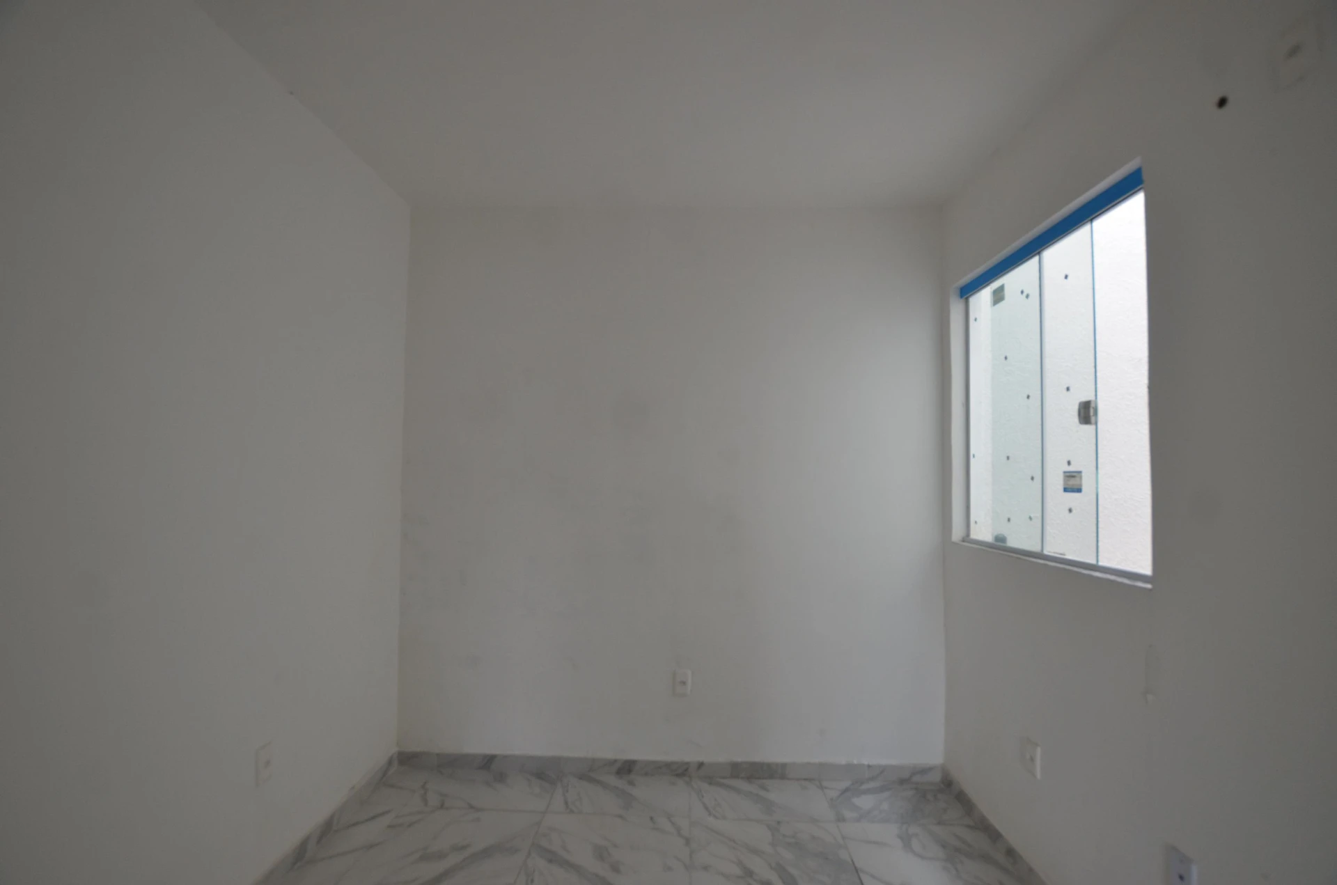 2-bedroom house with a bathtub — photo 3