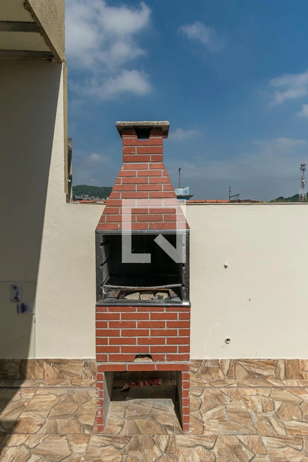 Balcony with a grill in a 3-bedroom apartment, 80 m² — photo 60