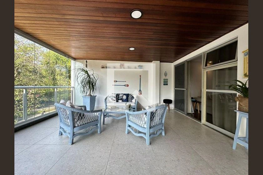 Glass-enclosed balcony in a 3-bedroom apartment, 132 m² — photo 13