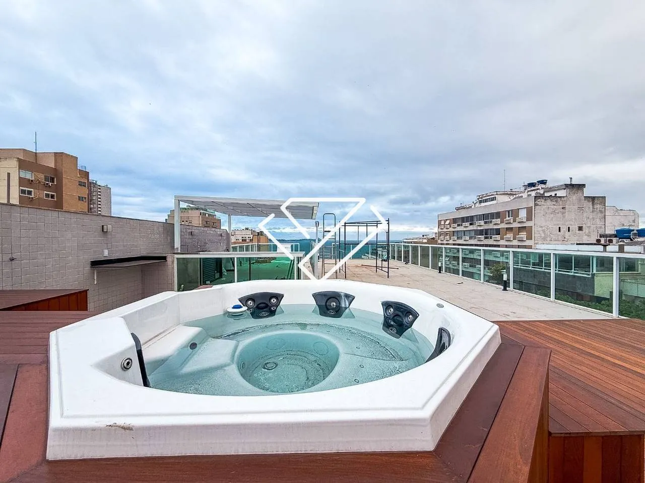 Water view in a 3-bedroom apartment, 660 m²
