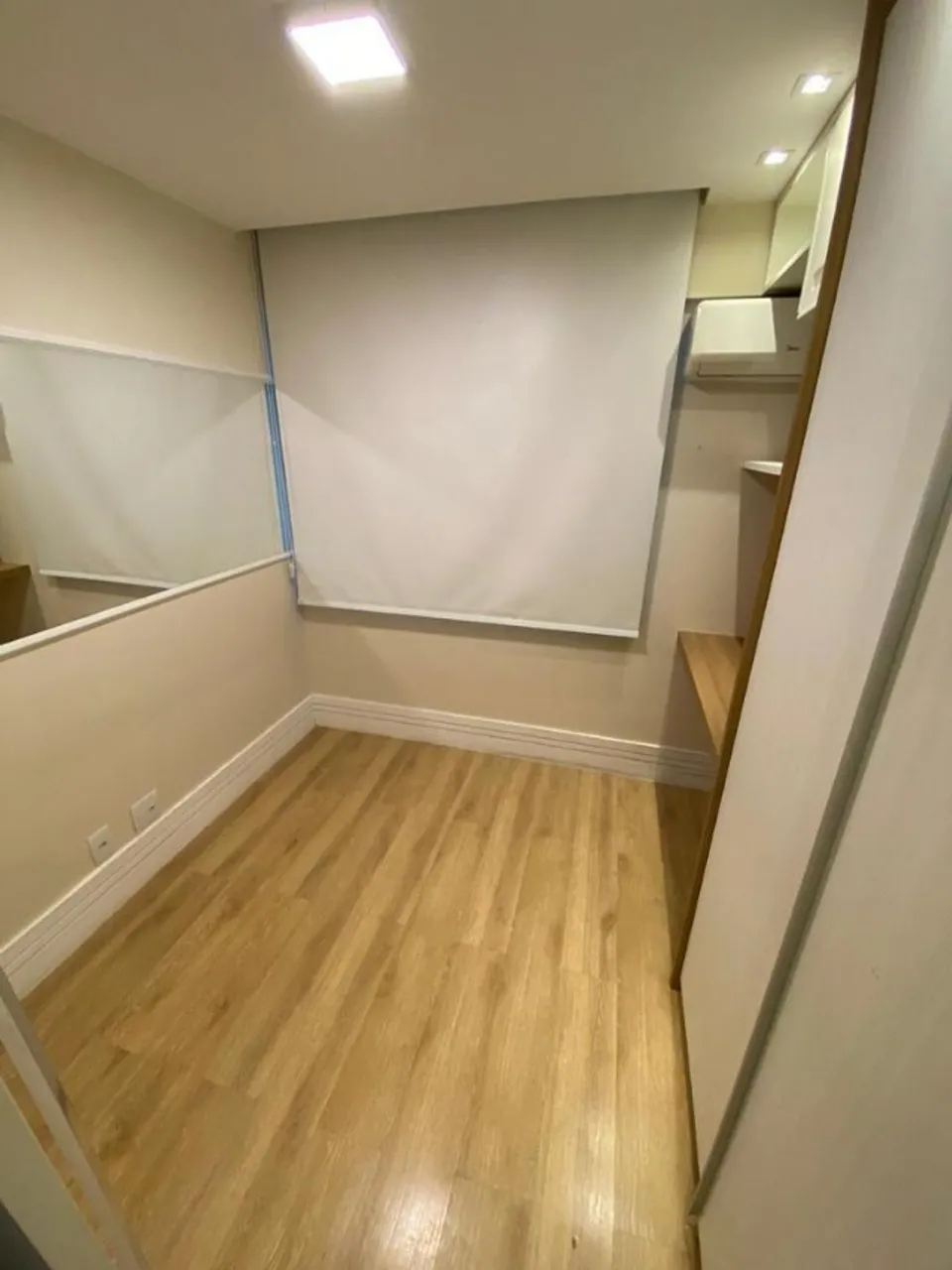 Glass-enclosed balcony in a 3-bedroom apartment, 177 m² — photo 18