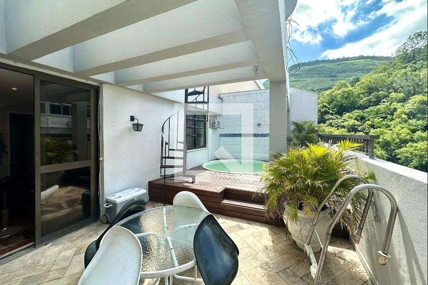 Duplex penthouse with 3 bedrooms and 200 m², 2 parking