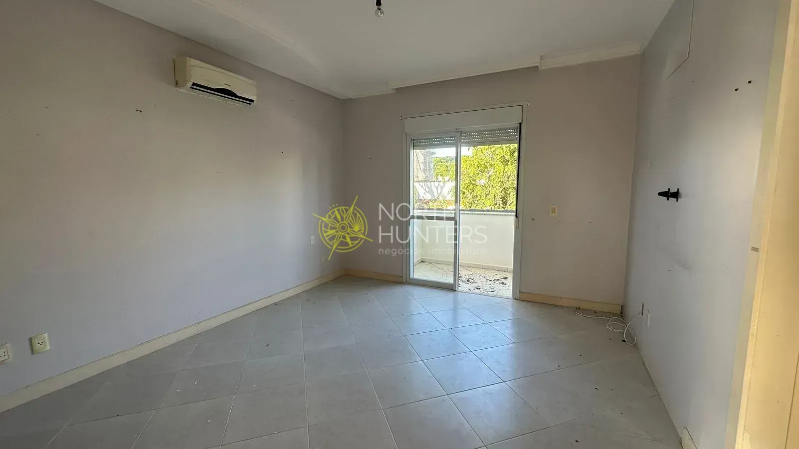 House with 4 bedrooms and shared pool area — photo 18