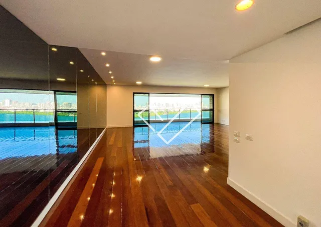 4-bedroom apartment with a balcony and laundry area — photo 8