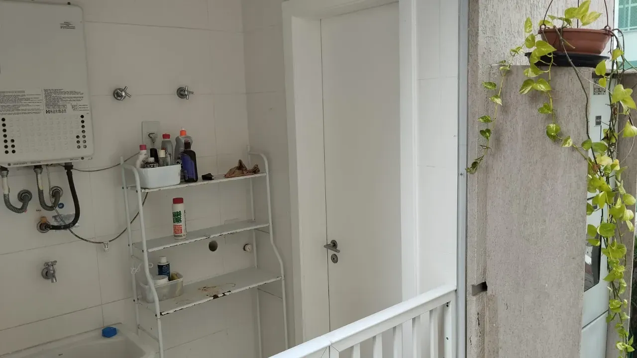 Balcony with a grill in a 5-bedroom house, 220 m² — photo 21