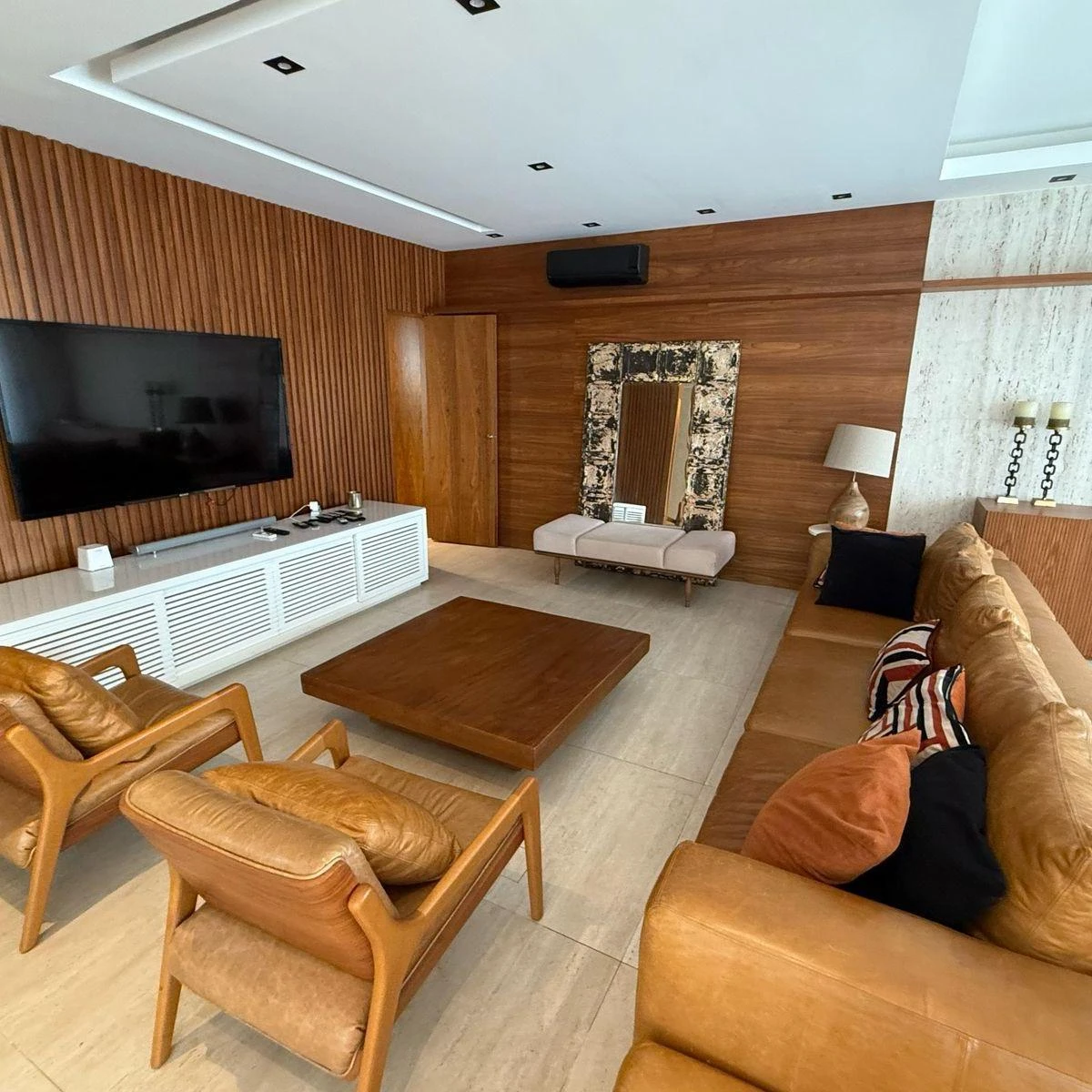 Casa em condomínio com 4 suítes e cozinha integrada