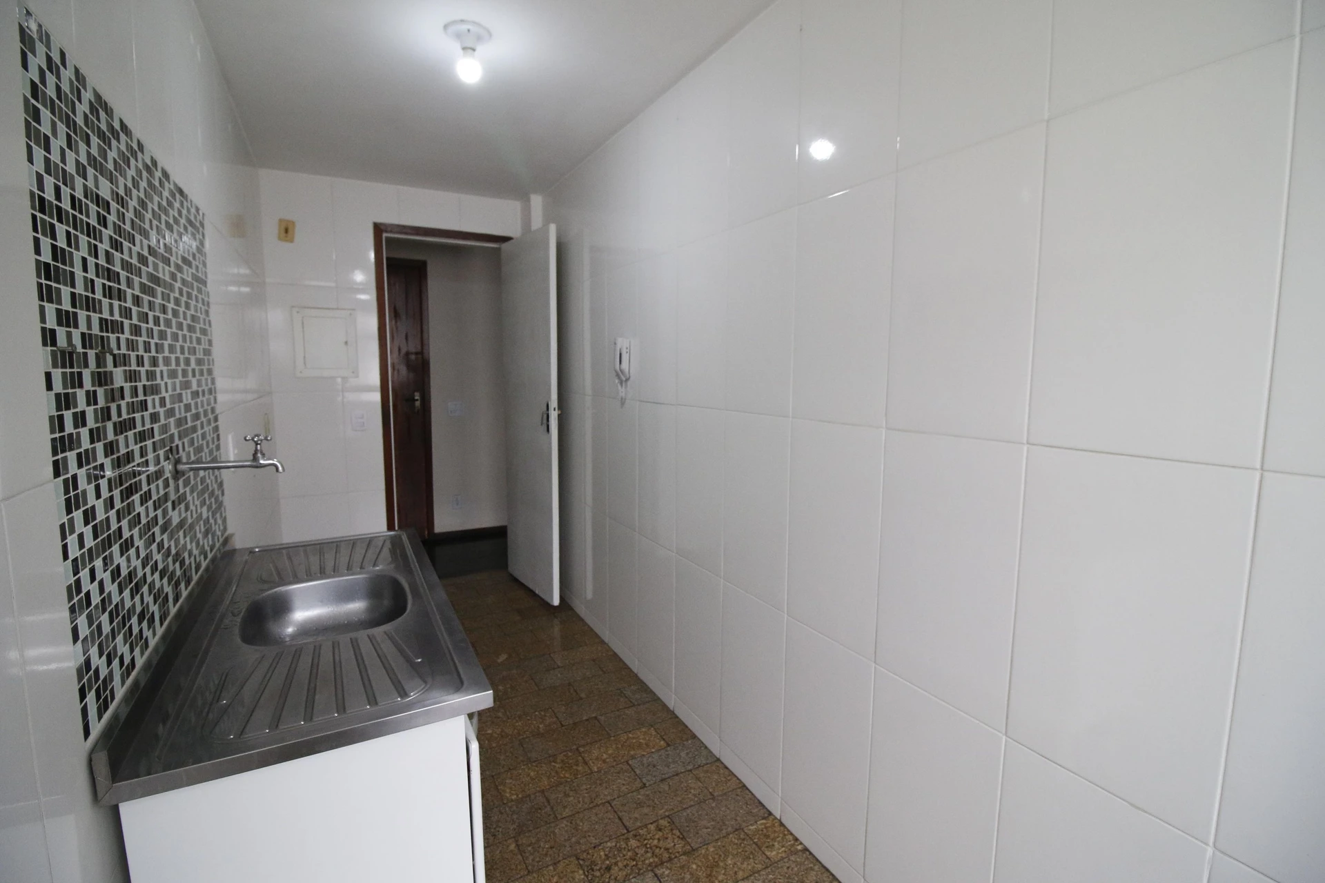Balcony with a grill in a 3-bedroom apartment, 128 m² — photo 28