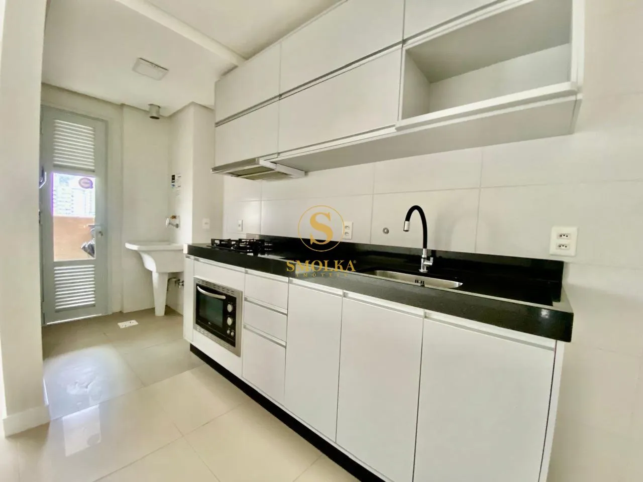 Balcony with a grill in a 2-bedroom apartment, 75 m² — photo 9