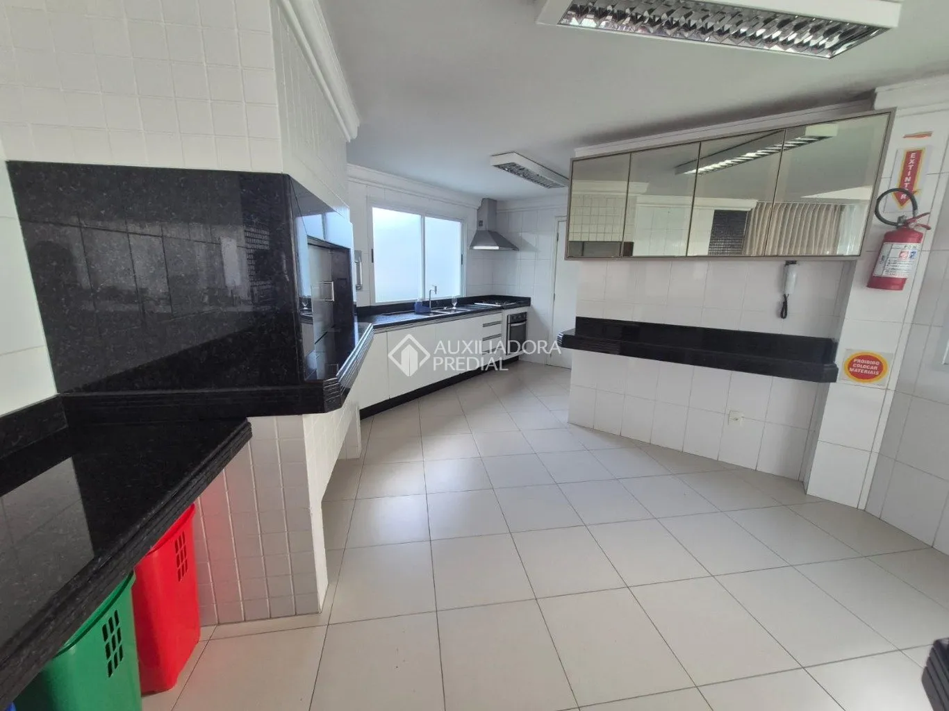 Furnished apartment with 3 bedrooms and 137 m² — photo 23
