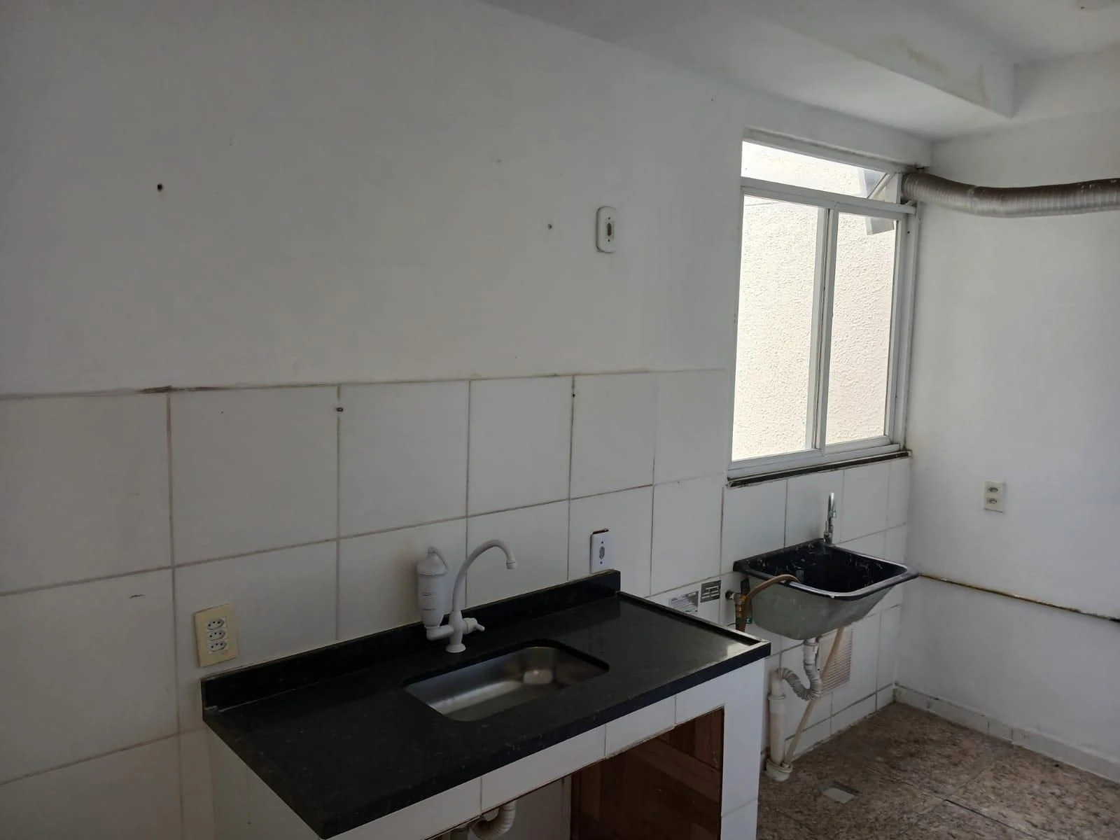 Apartamento sem mobília com box de vidro no banheiro — photo 7