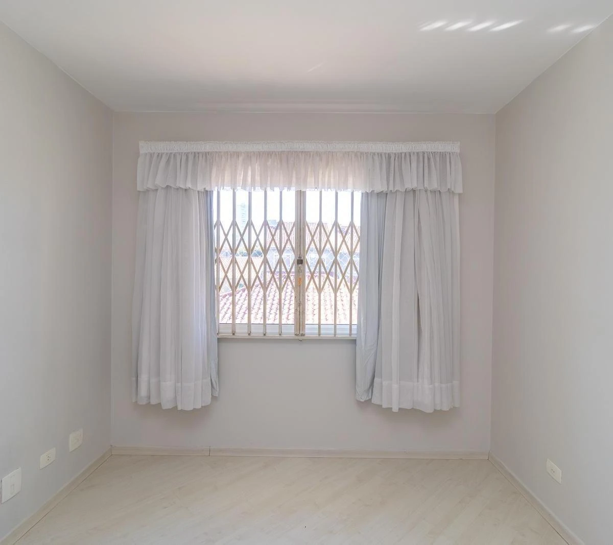 Walk-in closet in a 3-bedroom house, 140 m² — photo 21