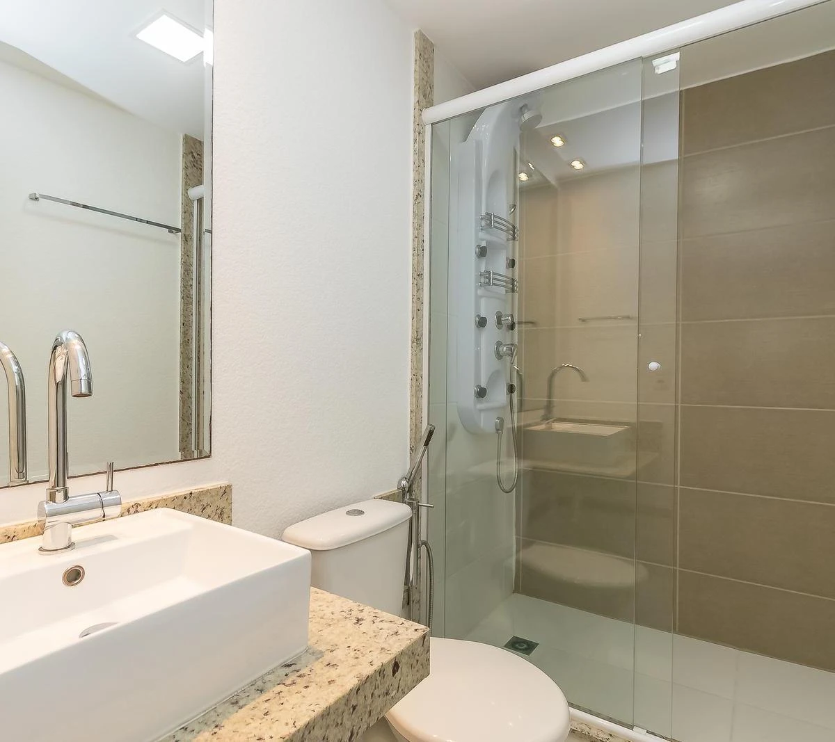 Квартира 71 м² с застеклённым балконом и панорамными окнами — photo 27
