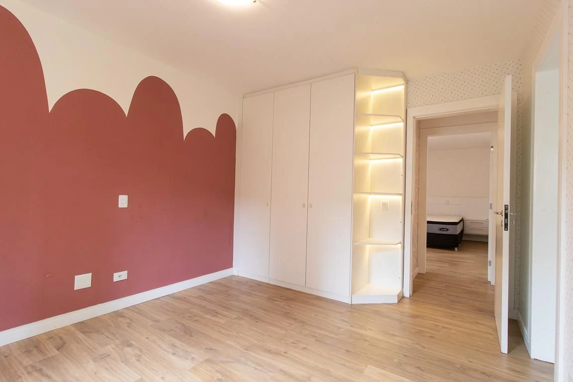 3-bedroom apartment with a bathtub in Curitiba — photo 51