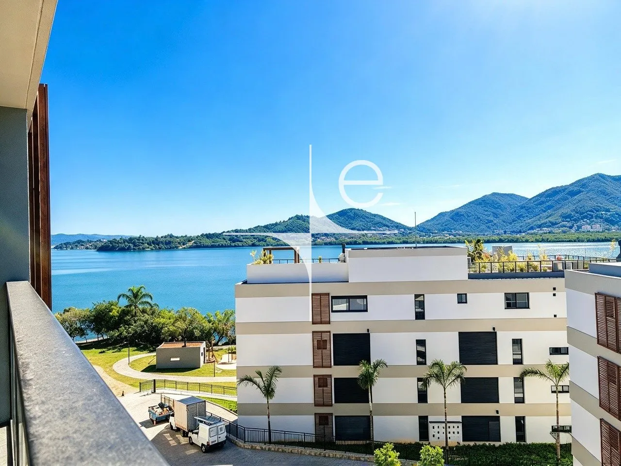 Glass-enclosed balcony in a 3-bedroom apartment, 150 m² — photo 9