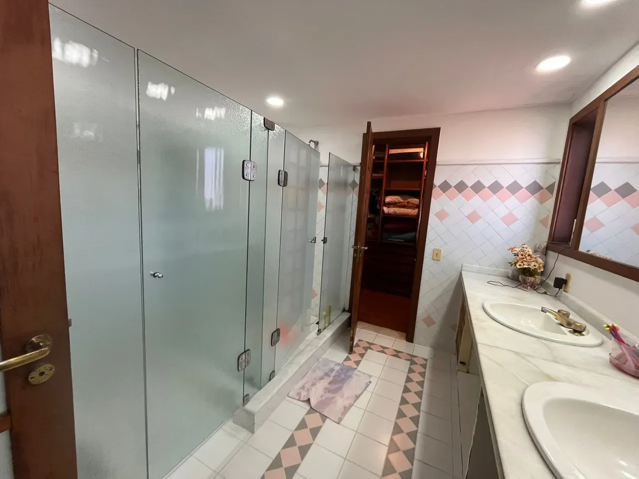 Ванна и 4 спальни: дом 598 м² — photo 63