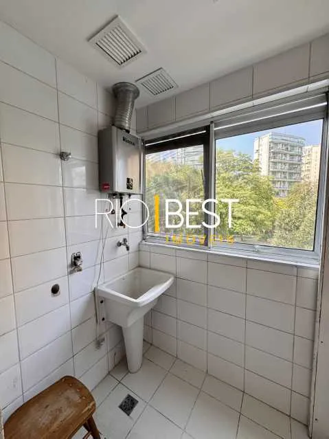 Apartamento de 99 m² com closet e janelas do piso ao teto — photo 23