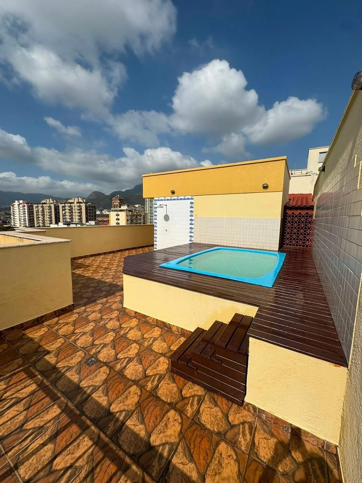 Apartment with 3 bedrooms and 4 bathrooms, balcony sink — photo 14