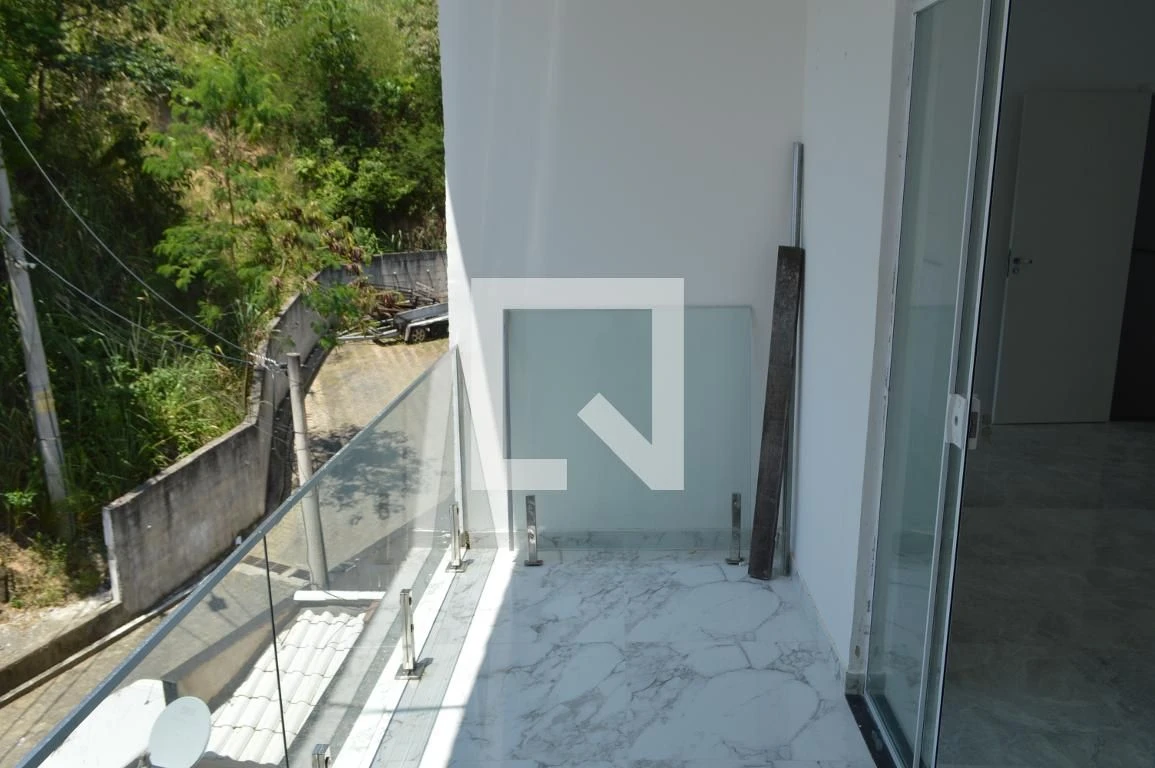 Casa de 3 quartos com janelas do piso ao teto — photo 15