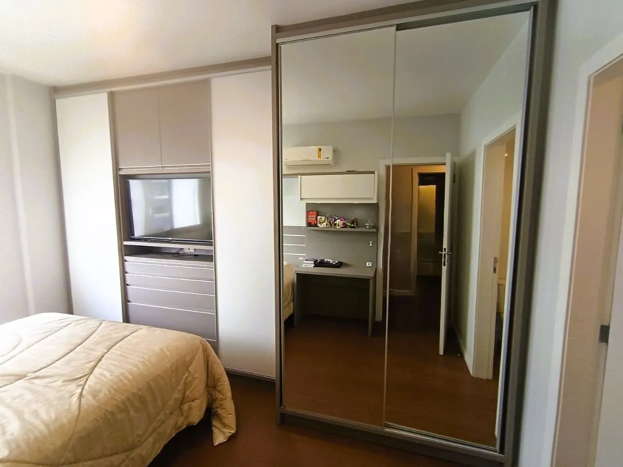 Квартира 71 м² с застеклённым балконом и видом на горы — photo 12