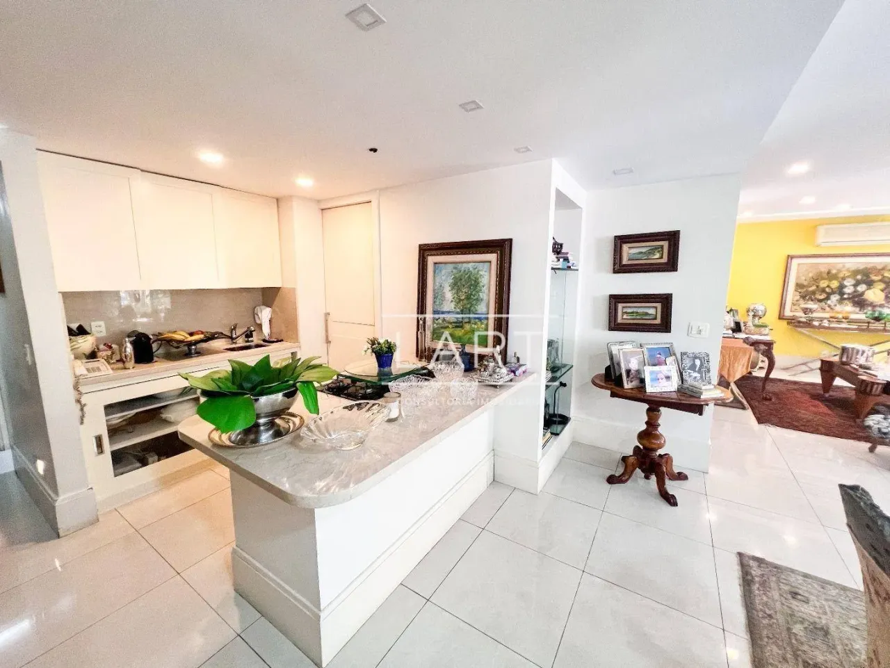 3-bedroom apartment with balcony and open-plan kitchen — photo 2