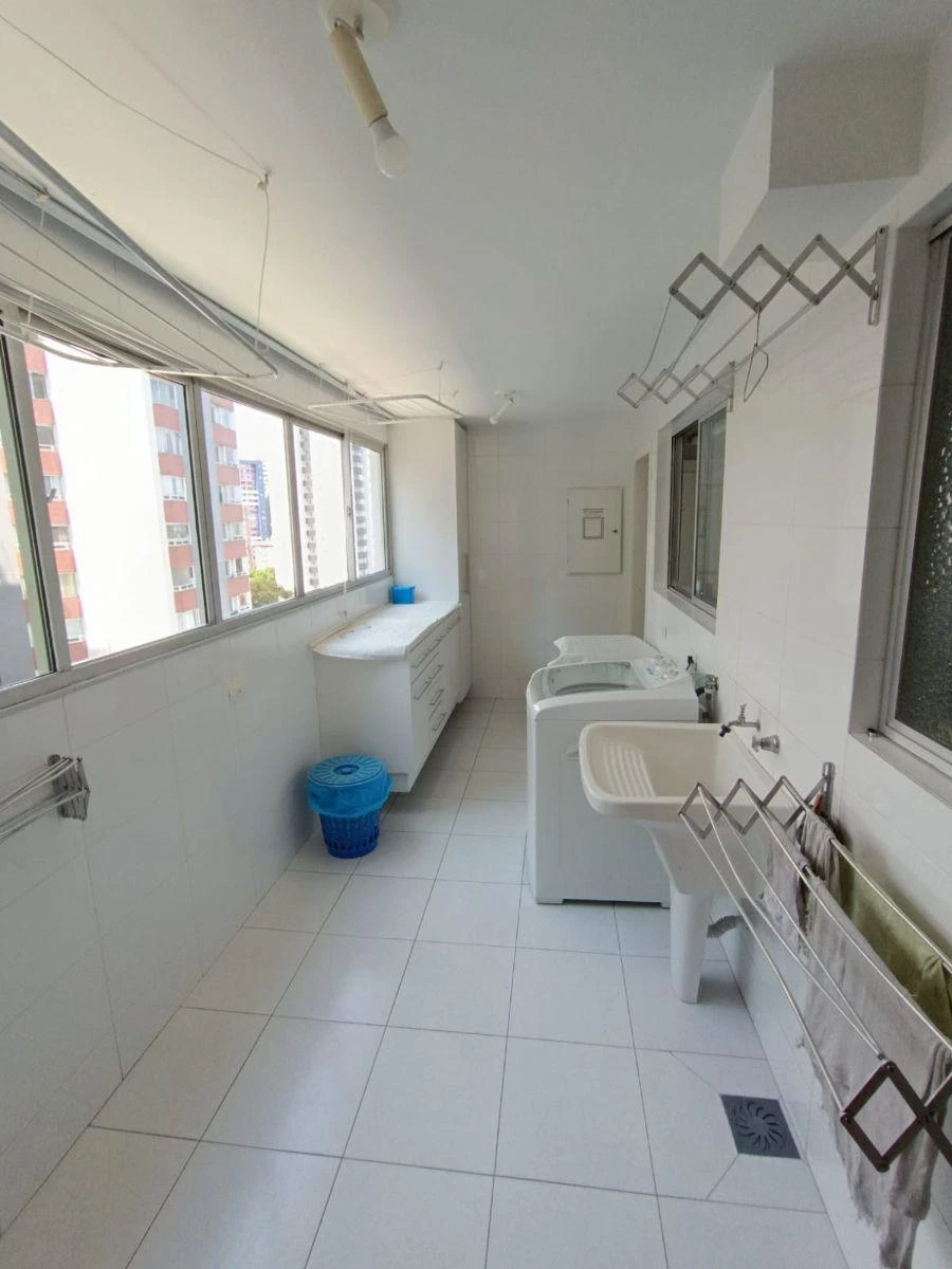 Apartamento de 156 m² com secadora e janelas do piso ao teto — photo 33