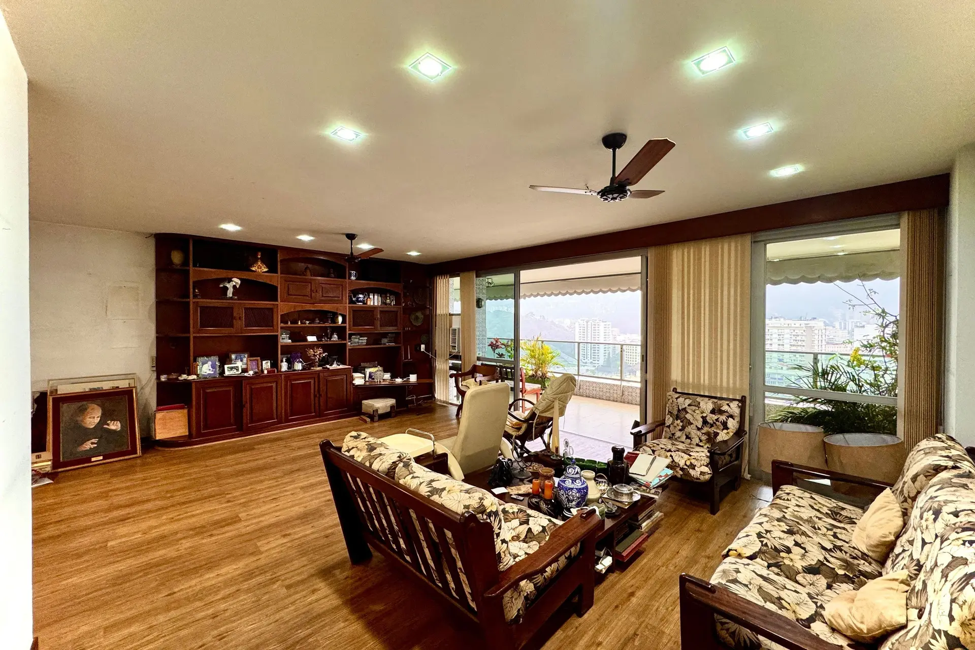 Floor-to-ceiling windows in a 4-bedroom apartment, 180 m² — photo 13