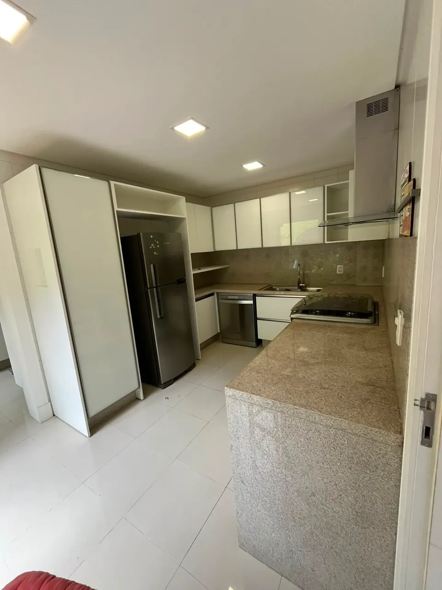 Casa de 1000 m² con vista al agua y chimenea — photo 35