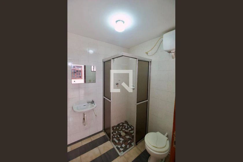 4-bedroom house with wood or laminate floors in Curitiba — photo 38