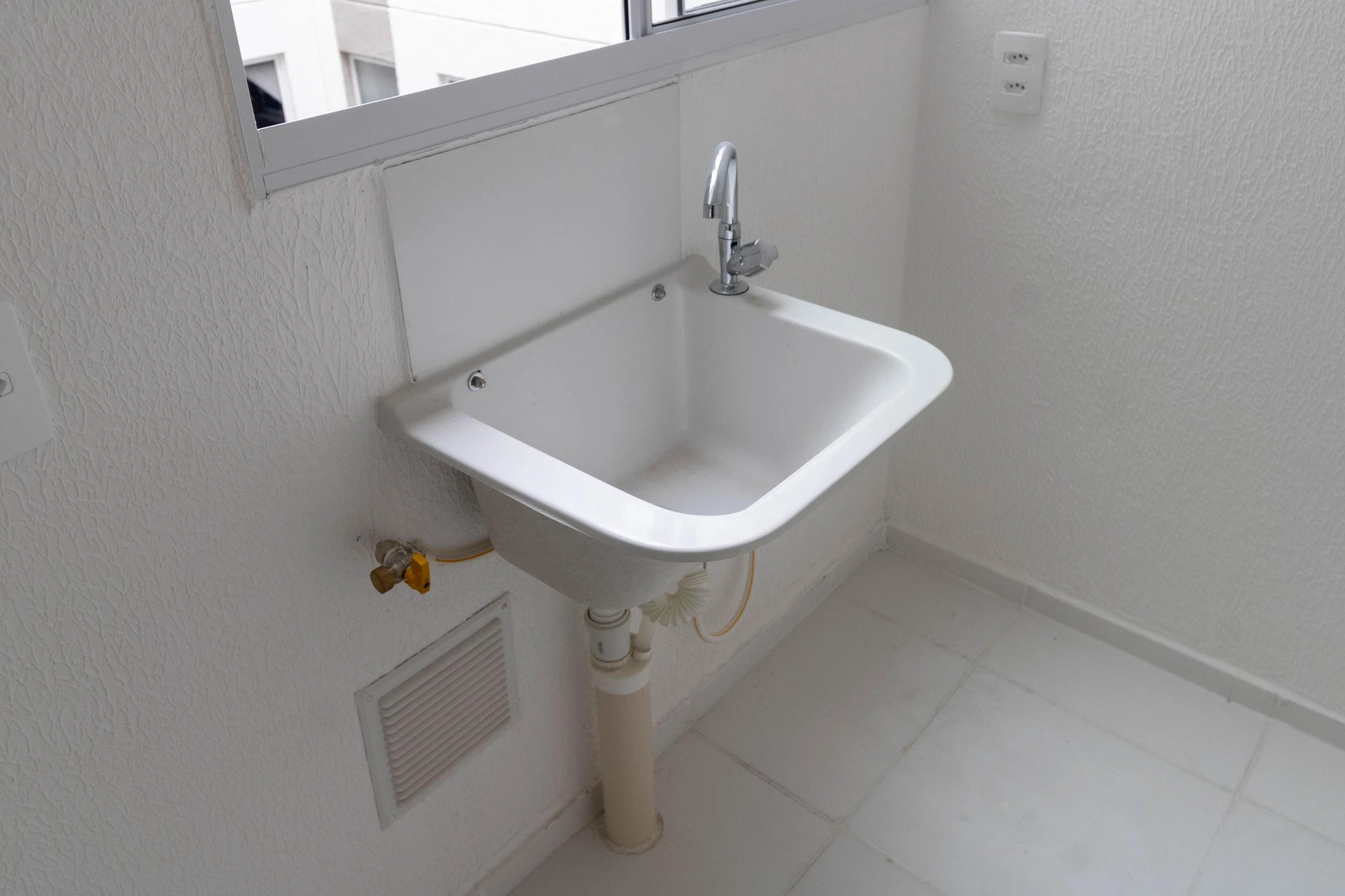 2-bedroom apartment with a washing machine