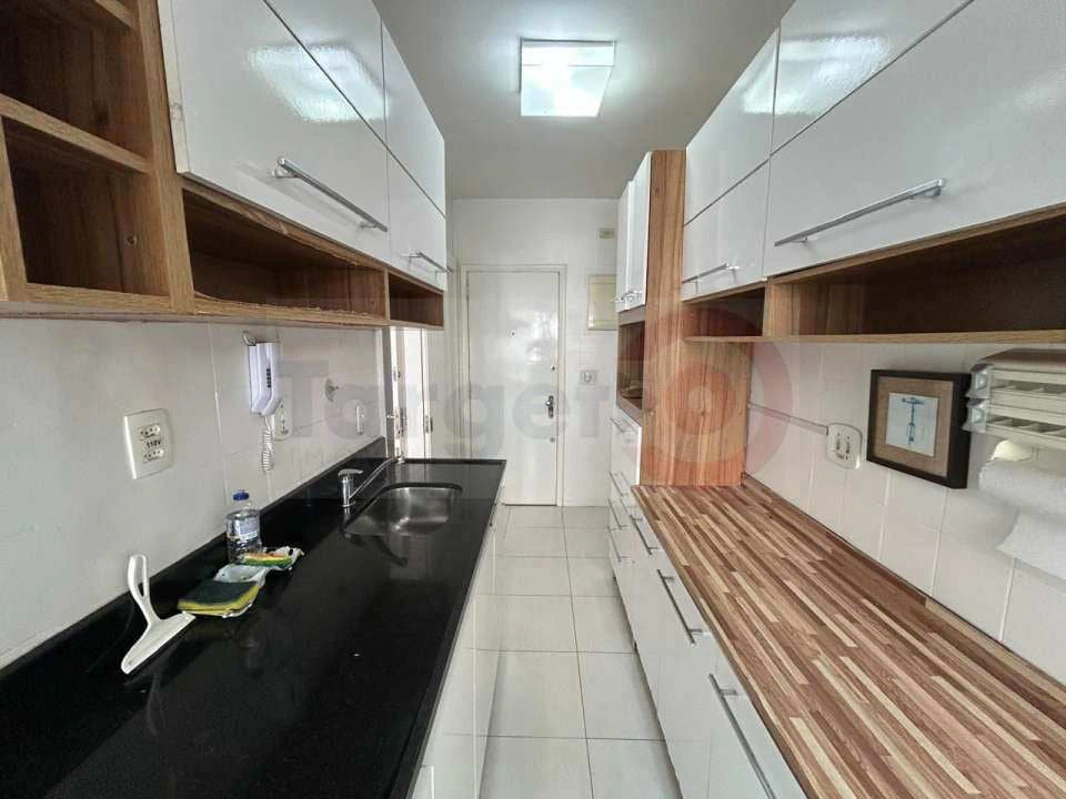 2-bedroom apartment with wood or laminate floors — photo 5