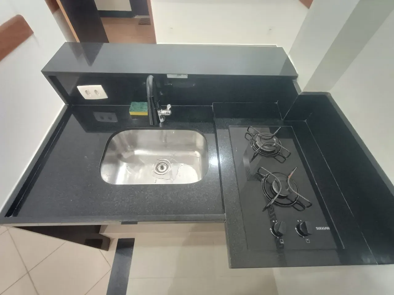 Studio conjugado com cozinha compacta e box de vidro