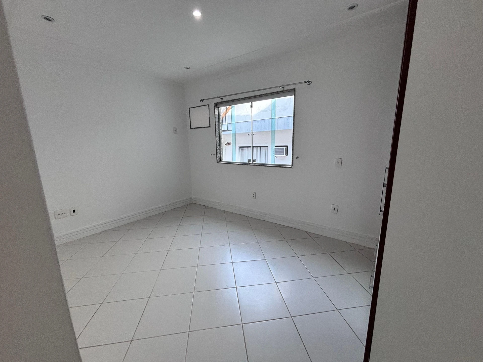 Condo house with 6 bedrooms and a balcony grill — photo 18