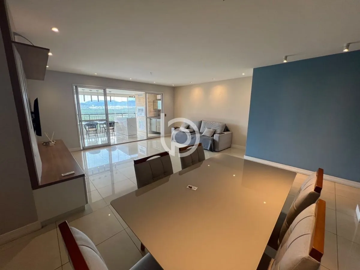 Balcony with a grill in a 4-bedroom apartment, 170 m² — photo 26