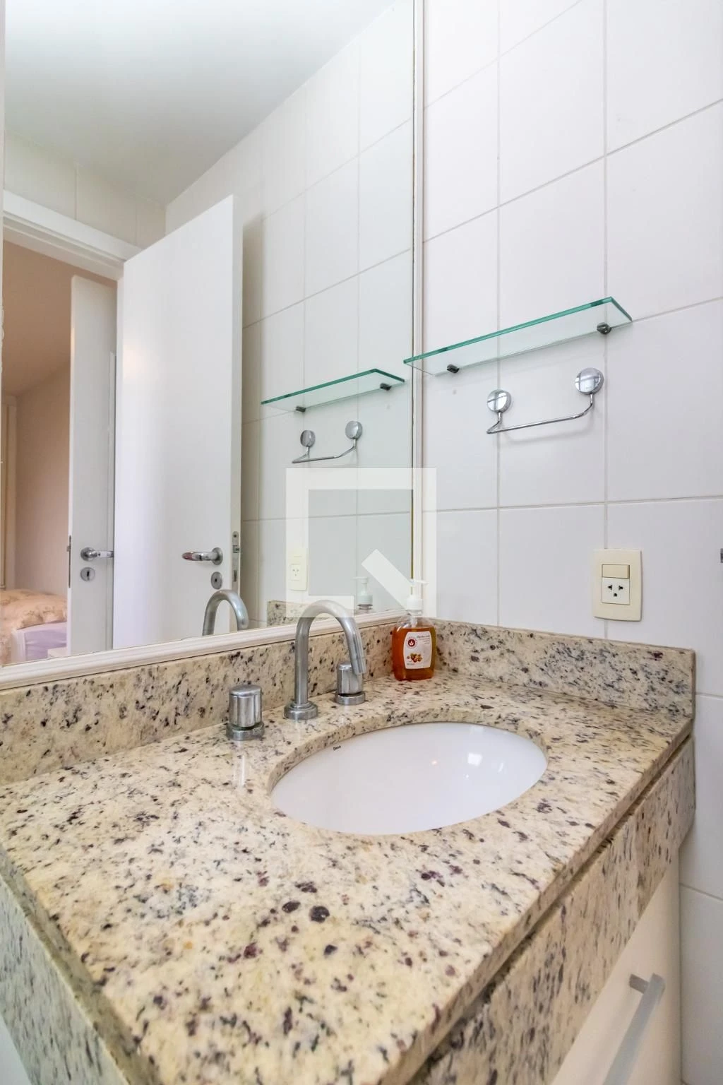 Apartamento mobiliado com 2 quartos, varanda e vaga — photo 17