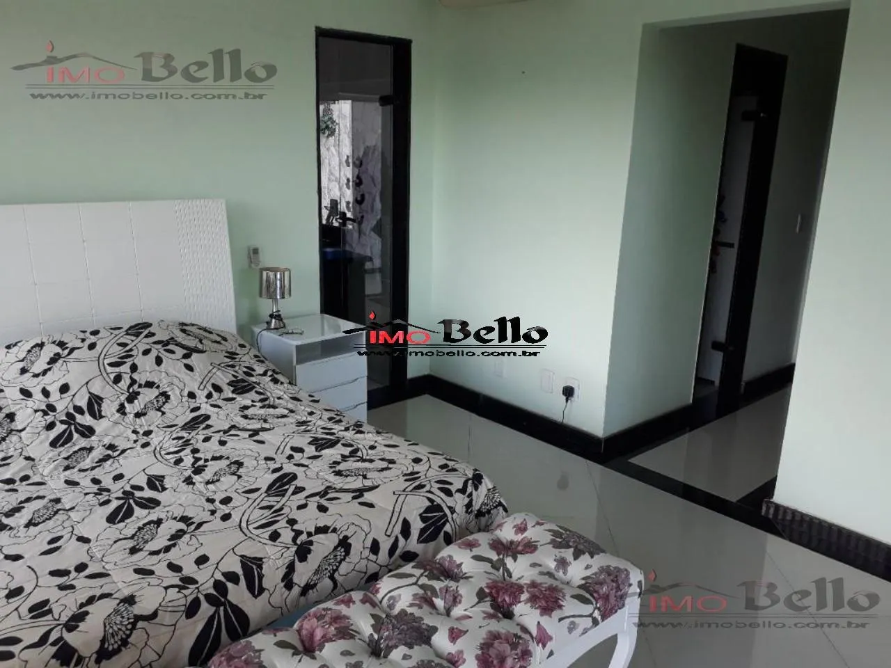 Casa com 3 suítes e 400 m², piso de madeira na sala — photo 18