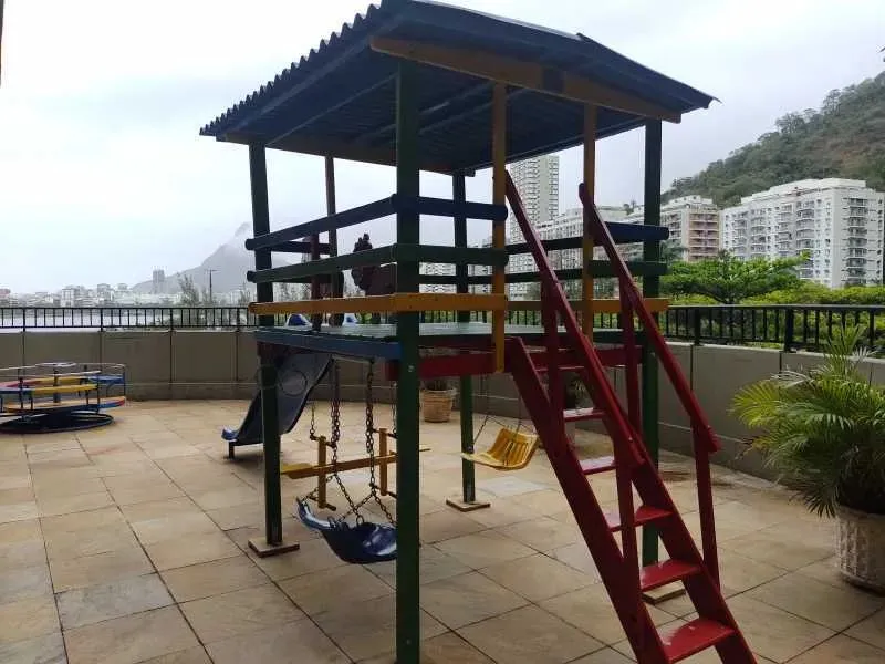 Furnished 3-bedroom apartment with glass balcony — photo 17