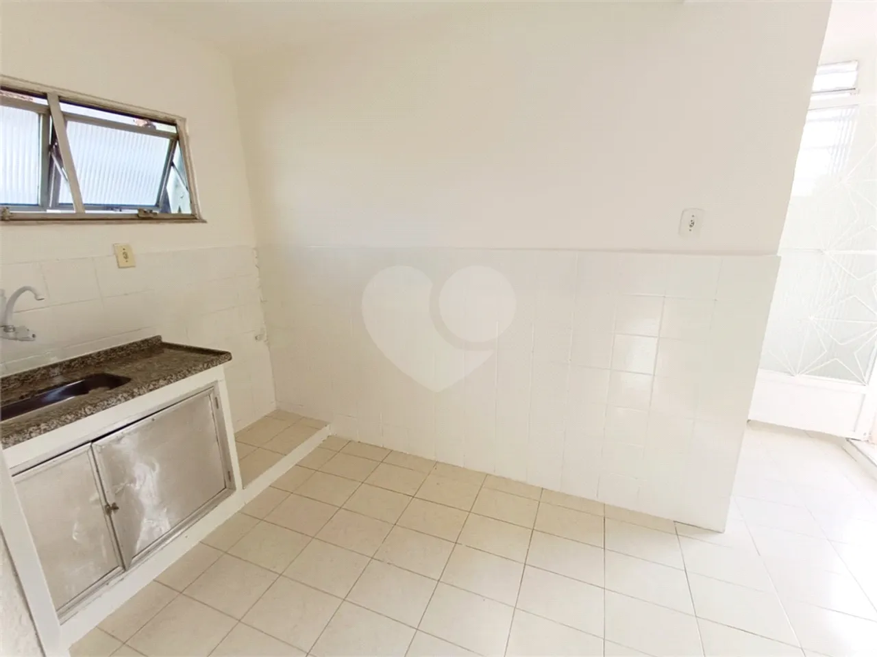 Unfurnished 1-bedroom apartment with a balcony — photo 9