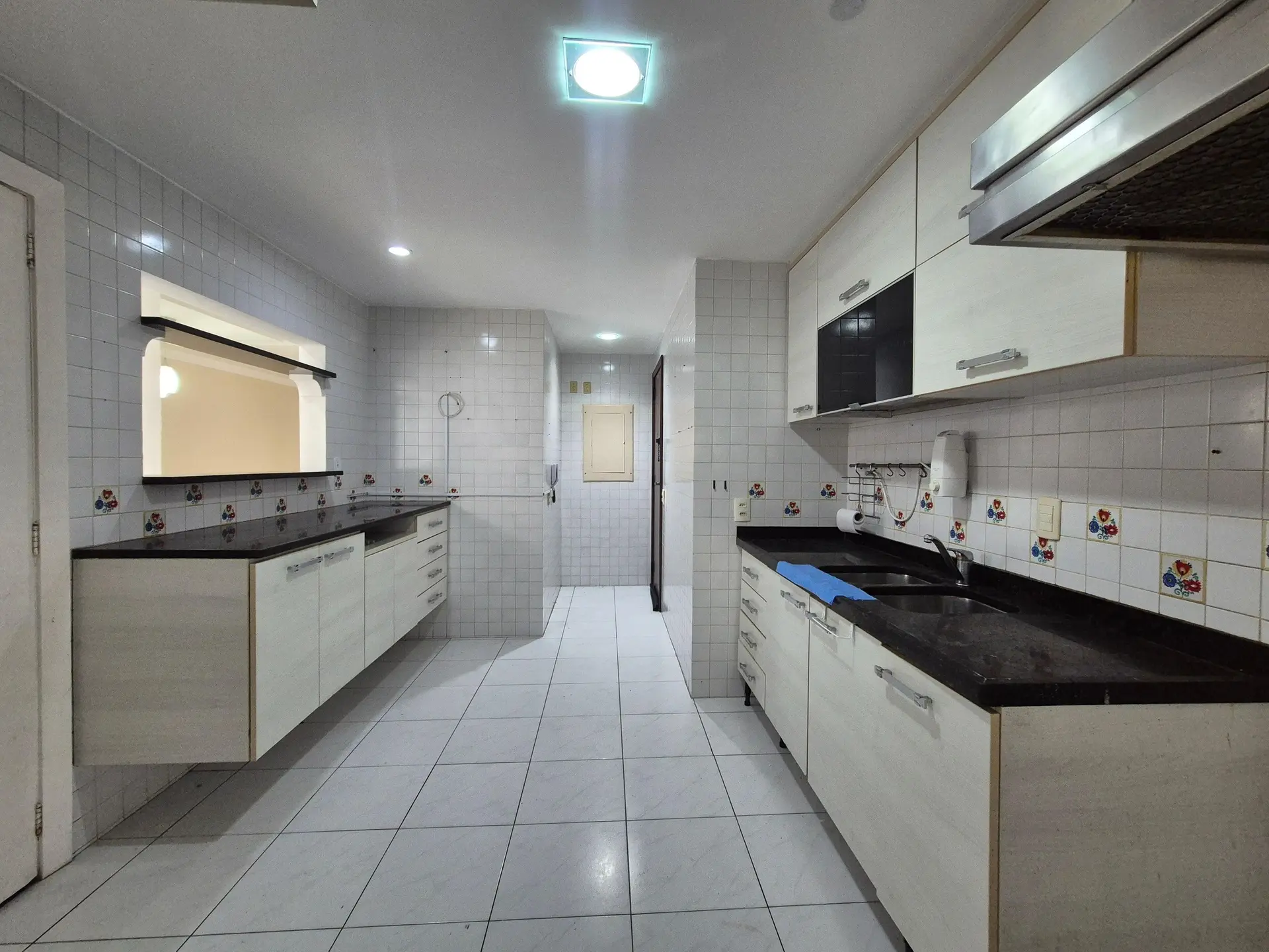 4-bedroom apartment with 3 bathrooms and a balcony — photo 31