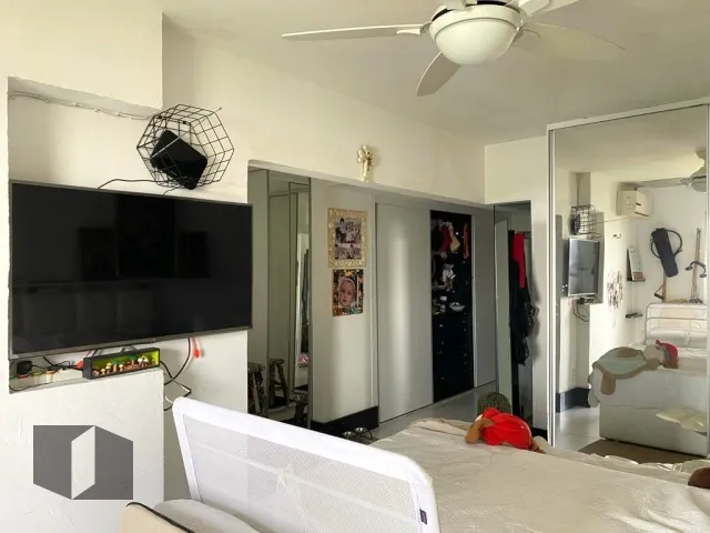 Apartment with a laundry area and 4 bedrooms — photo 11