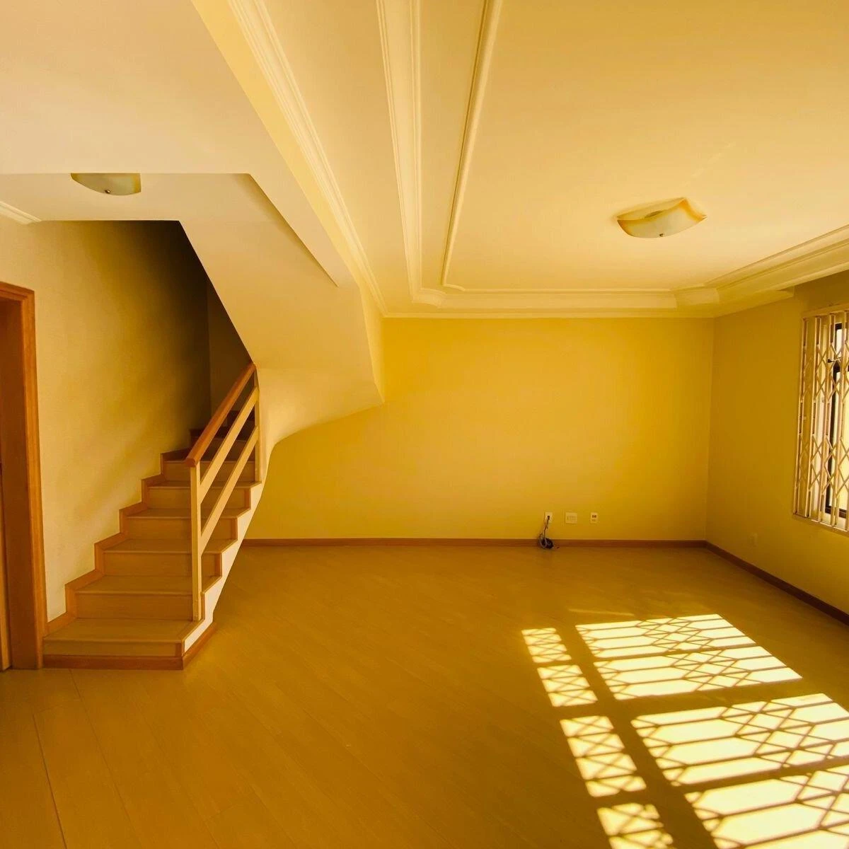 3-bedroom house with a glass-enclosed balcony in Curitiba