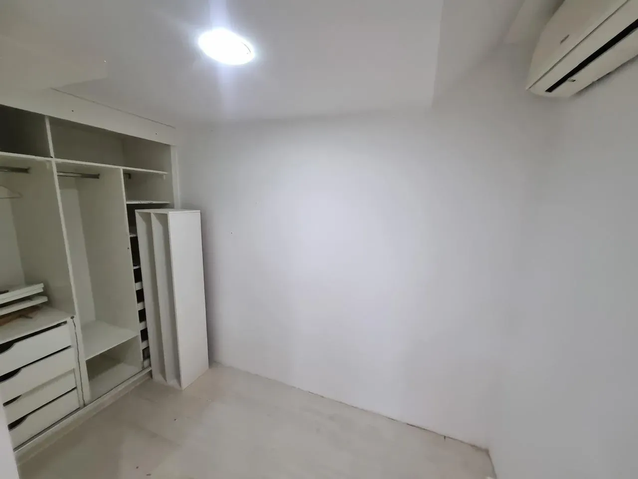 Walk-in closet in a 4-bedroom apartment, 110 m² — photo 12