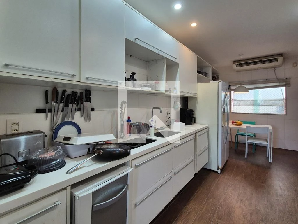Furnished apartment with 5 en-suite bedrooms and terrace — photo 26