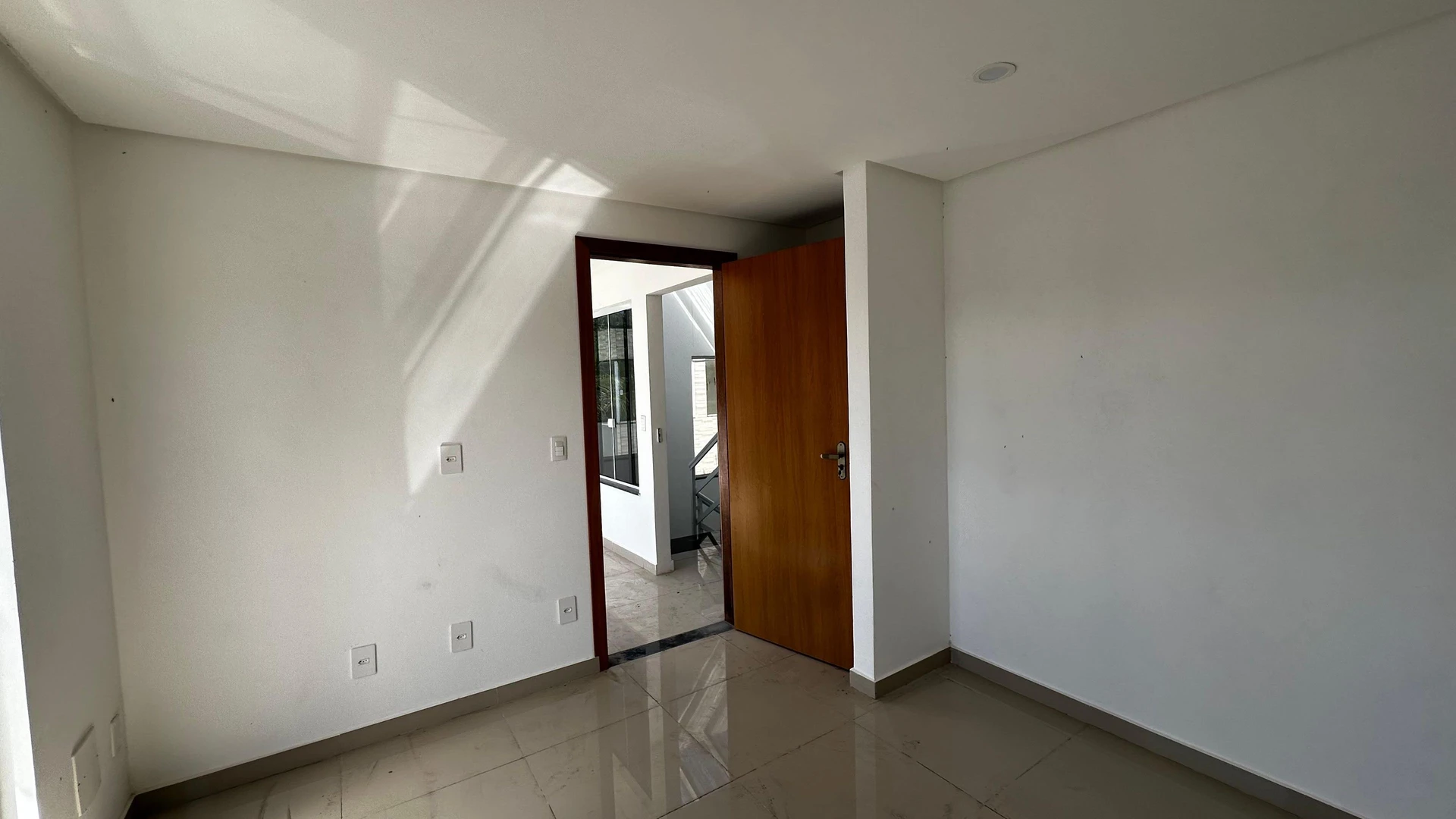 Casa com 4 quartos e 3 suítes, 2 vagas de garagem — photo 4