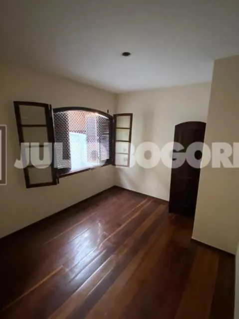Condo house with 5 bedrooms and 4 bathrooms — photo 4