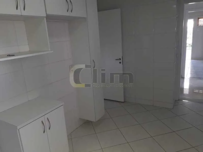 3-bedroom apartment in a building with a pool — photo 9