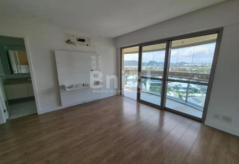 Apartment with 4 bedrooms and a glass balcony — photo 36
