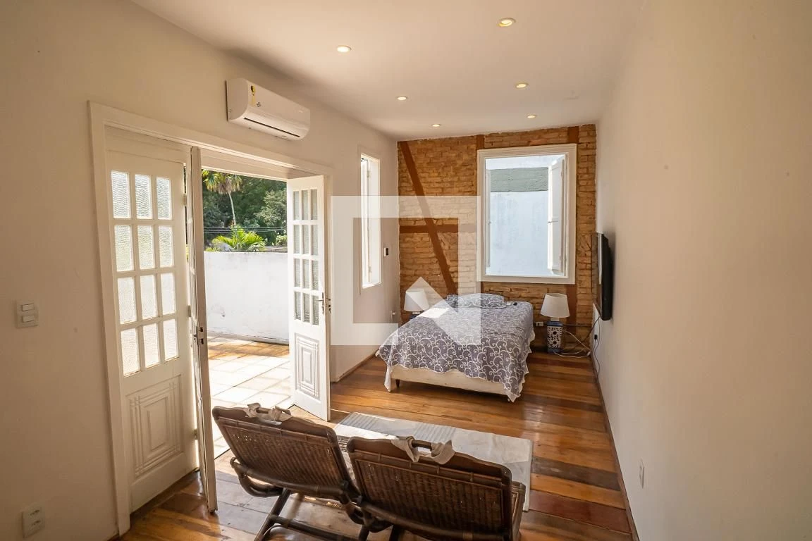 Furnished house, 300 m², with floor-to-ceiling windows — photo 4