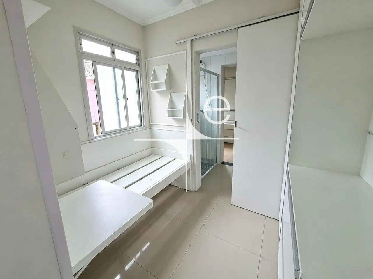 Furnished apartment, 105 m², with a glass-enclosed balcony — photo 10
