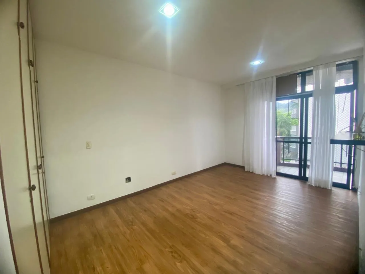 3-bedroom apartment with a balcony and 2 parking spaces — photo 10