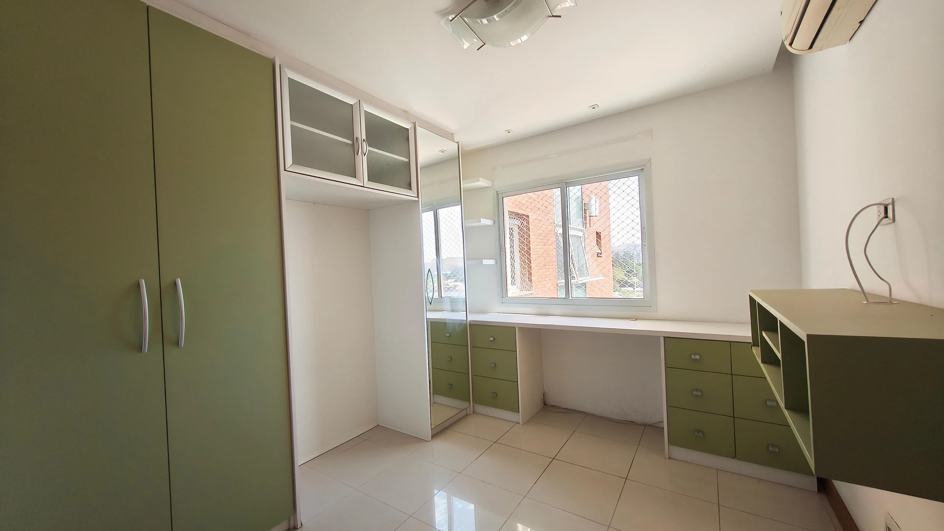 Apartamento com 3 suítes e fogão a gás na cozinha — photo 22